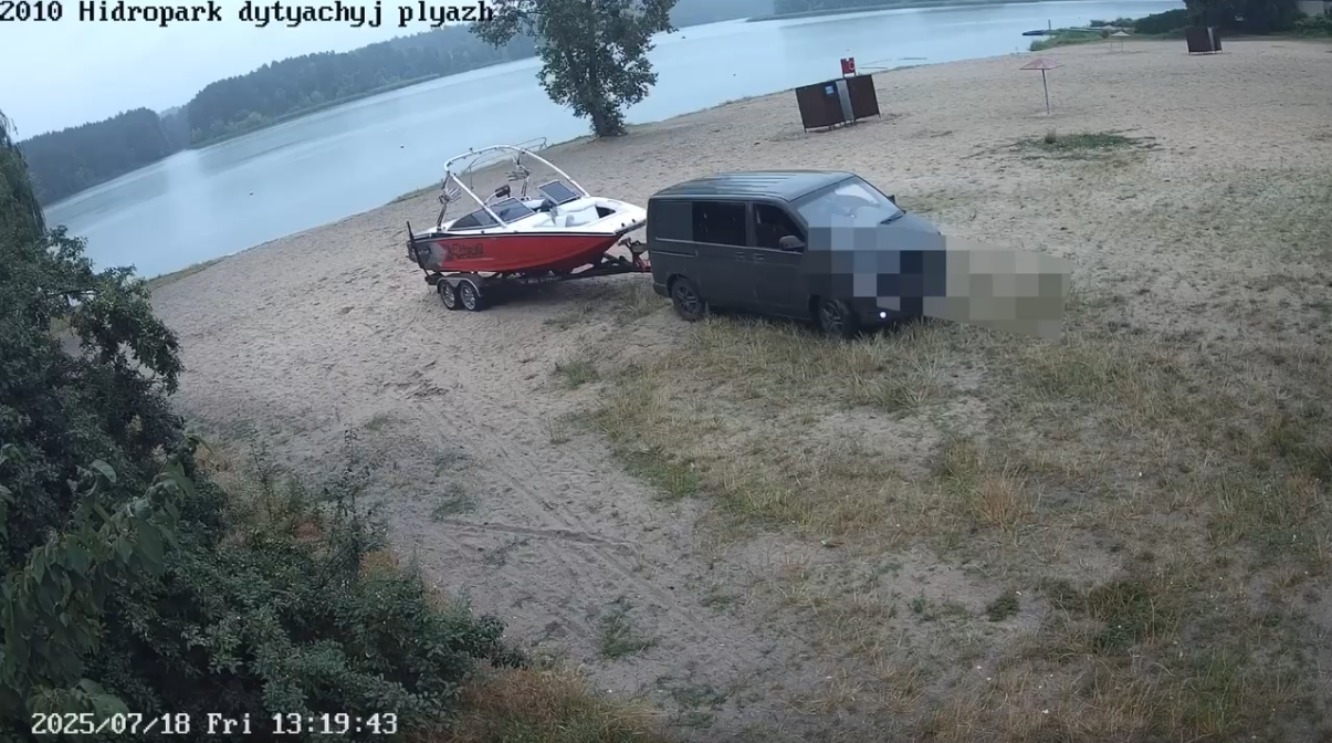 Автівки заїхали на територію дитячого пляжу в Гідропарку. Відео передано до поліції (ВІДЕО)