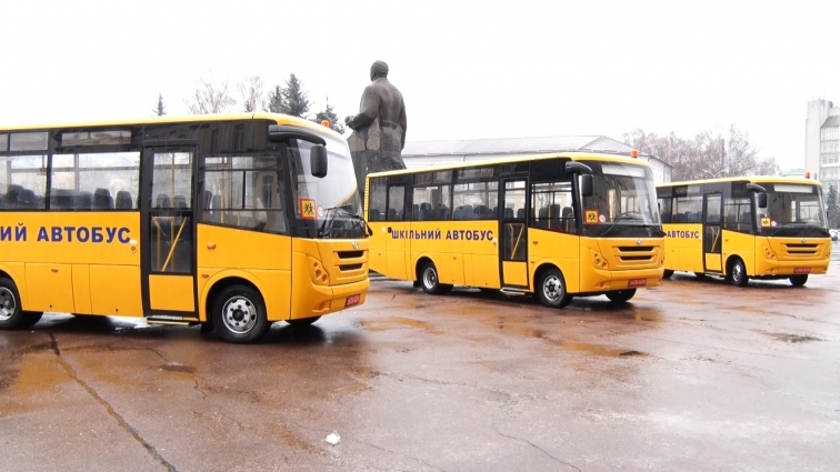 Територіальні громади Житомирщини отримали нові шкільні автобуси та ноутбуки