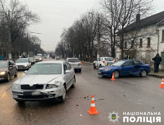 На Покровській у Житомирі зіткнулися дві автівки: травми отримали пасажир та 2-річна дитина