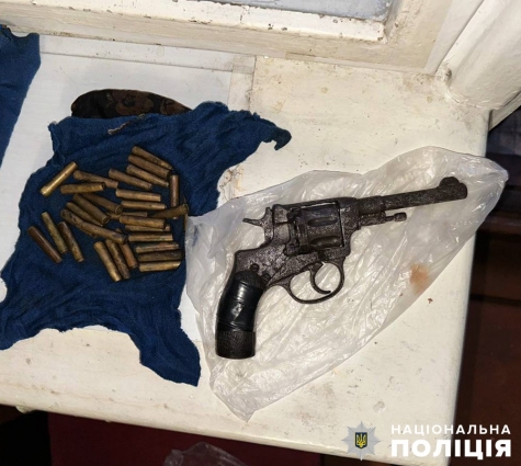 У Житомирі чоловік в квартирі зберігав револьвер системи «Наган» та два десятки набоїв