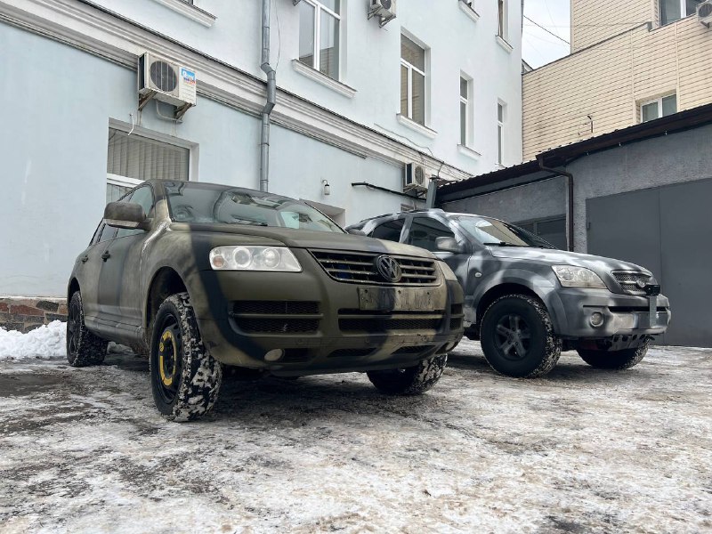 У Житомирі для військових на фронт передали два позашляховики (ФОТО)