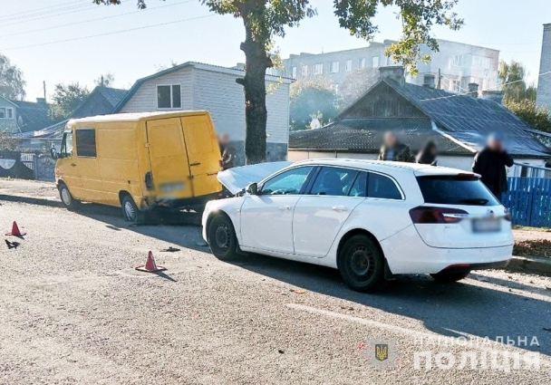 В Овручі 54-річна жінка, здаючи назад збила чоловіка, бо її засліпило яскраве сонце