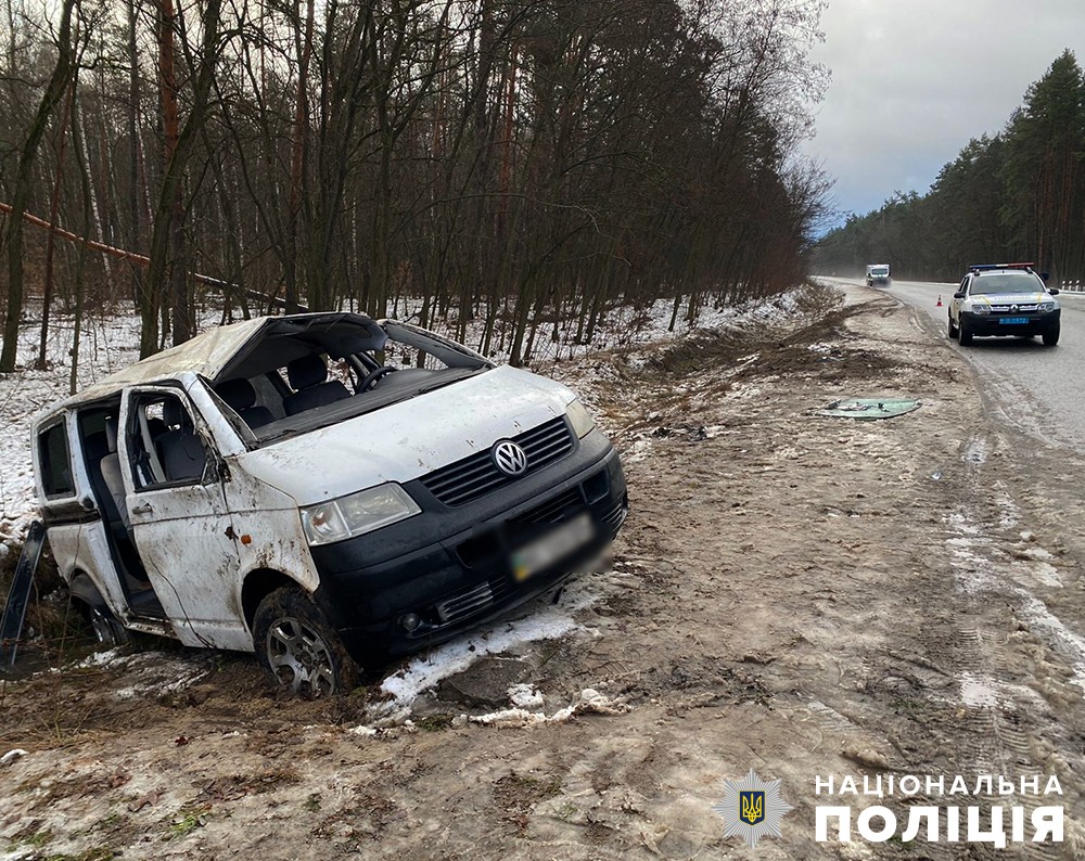 У ДТП на Коростенщині постраждала сім’я: водій не впорався з керуванням та з'їхав з автошляху