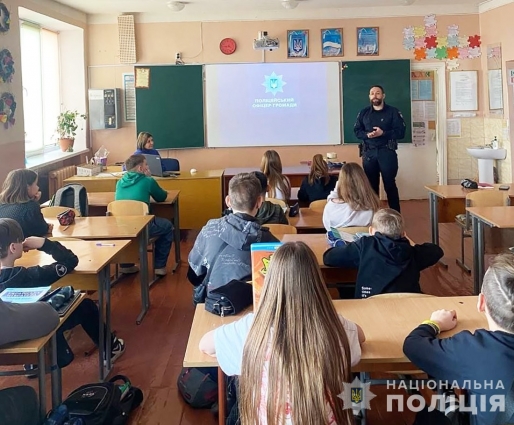 Кібербезпека та прийоми протидії маніпуляціям ворога: житомирські поліцейські проводять роз’яснювальні бесіди у місцевих ліцеях