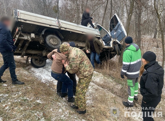В Олевській громаді водій вантажівки зїхав у кювет та не міг самостійно вибратись з автівки