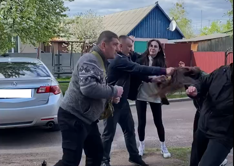 У Коростені кілька чоловіків побили двох жінок: поліція розпочала досудове розслідування (ВІДЕО)
