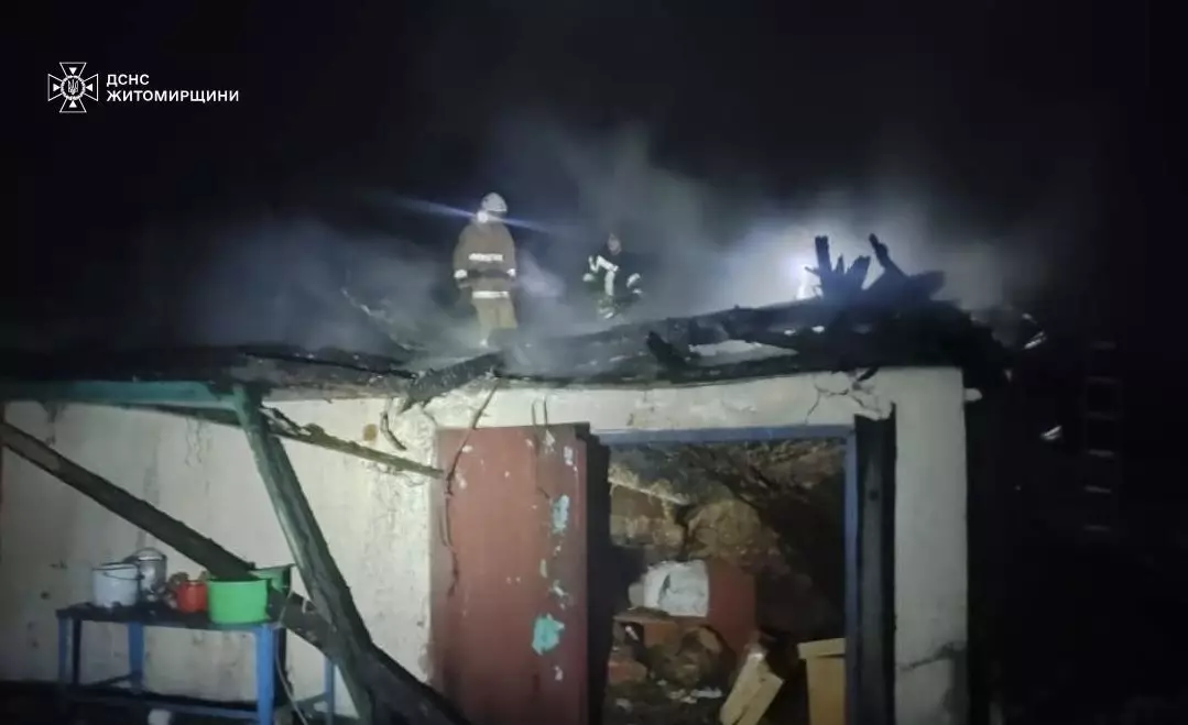 У Глибочиці горіла господарча споруда, вогонь гасили 10 рятувальників