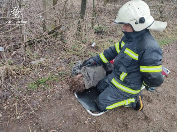 У Житомирському районі під час пожежі в старому занедбаному будинку врятували безхатька: на чоловікові вже почав горіти одяг