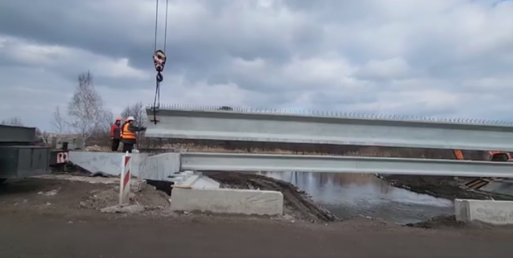 На Житомирщині дорожники встановлюють балки на мосту через річку Тростяниця (ВІДЕО)
