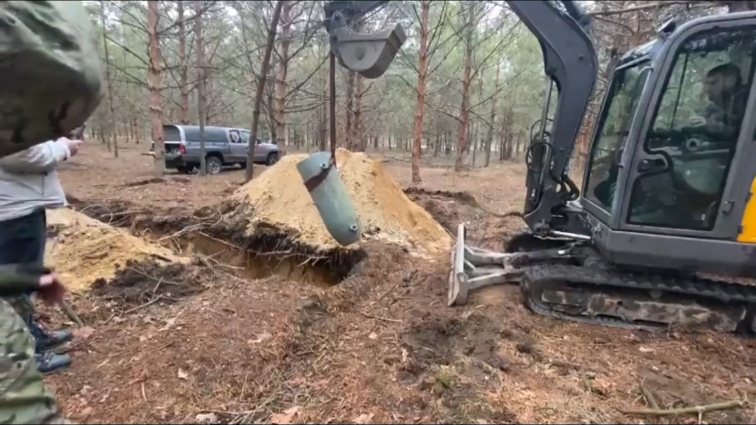 У Баранівській громаді вибухотехніки знешкодили бойову частину ракети (ВІДЕО)