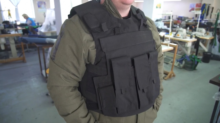 У Житомирі для військових волонтери шиють бронежилети: терміново потрібна тканина