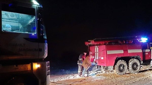 На Житомирщині рятувальники відбуксирували дві вантажівки, що перекрили рух автотранспорту на дорогах