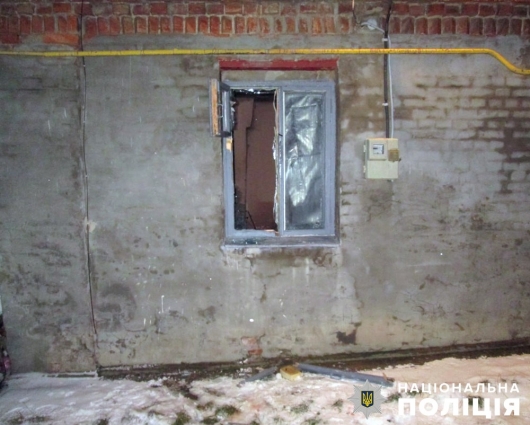 У Бердичеві 37-річний чоловік вдарив сокирою сусіда, який намагався через вікно потрапити в хату