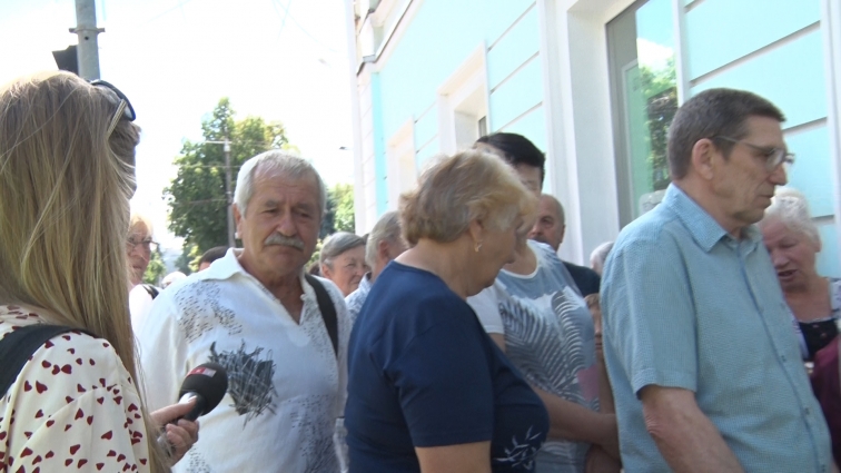 По усій Україні шалені черги біля банків: чому така ситуація