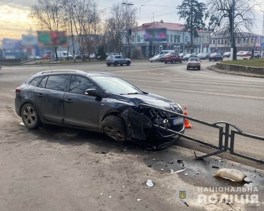 У Житомирі в ДТП травмовано пасажирку легковика: водійка не впоралась з керуванням та зіткнулась з металевим парканом
