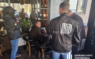 ДБР затримало депутата Житомирської облради, який за 10 тис. доларів США «влаштовував» на роботу до держустанов (ВІДЕО)