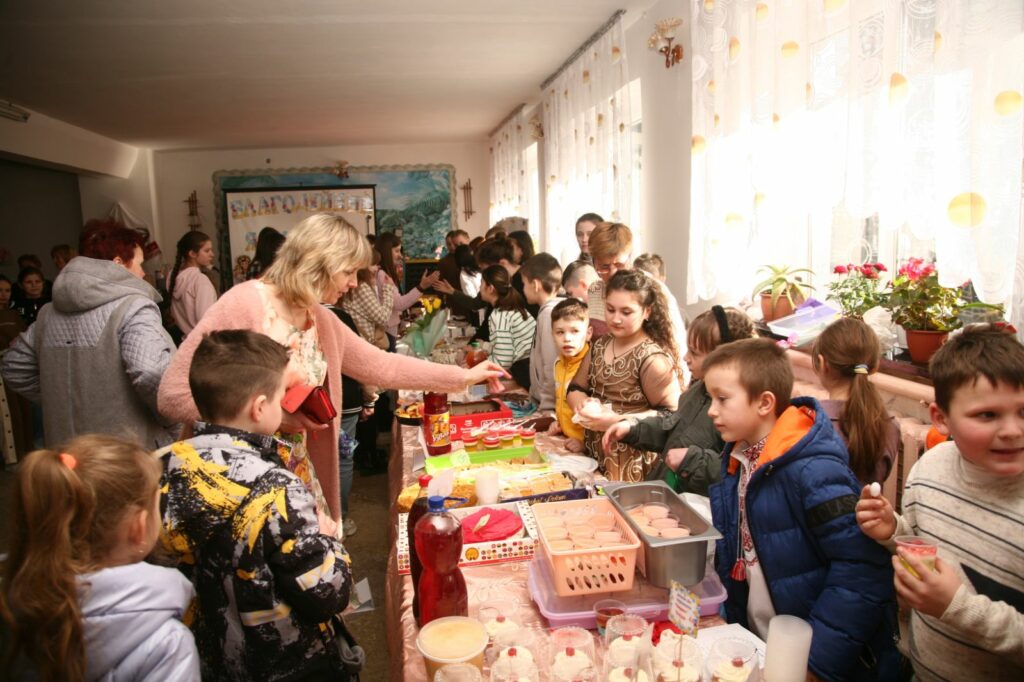На благодійному ярмарку у Черняхівській громаді зібрали понад 30 тисяч гривень на потреба ЗСУ (ФОТО)