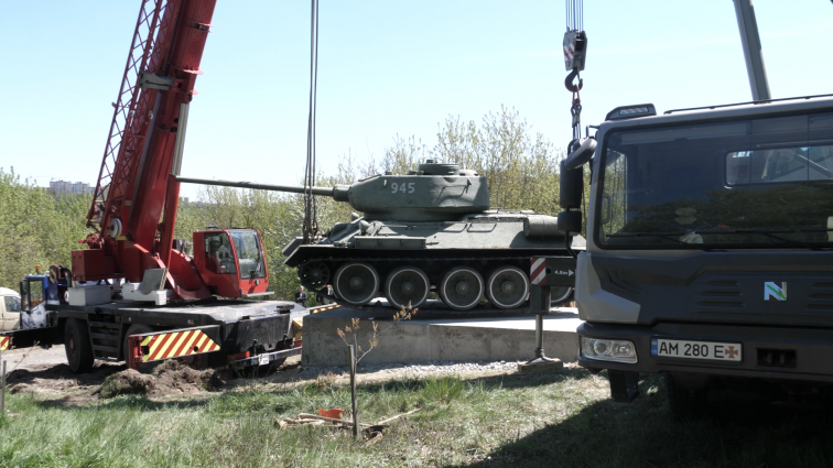 У Житомирі демонтували танк із центру міста: відтепер він стоятиме біля монументу Слави