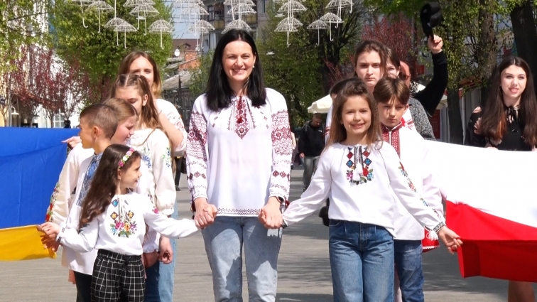 У Житомирі діти пройшлися ходою в руках із прапором України та Польщі: так продемонстрували вдячність