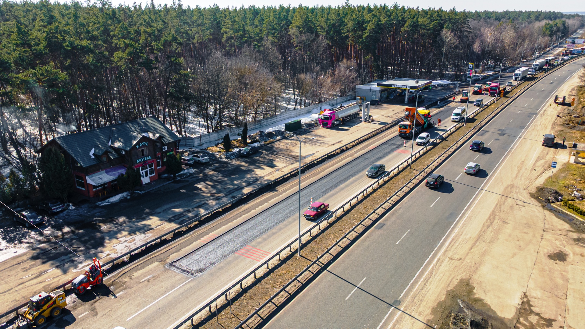 Між столицею та Житомиром на магістралі М-06 завершили ремонт «картами»