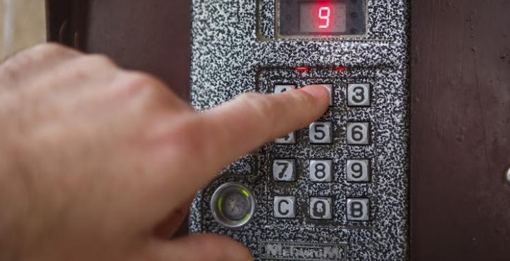 У Житомирі двоє підлітків зламали відеодомофон в одній з багатоповерхівок по вулиці Святослава Ріхтера