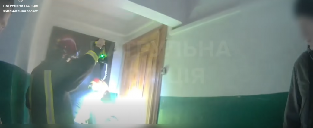 У Житомирі допомогли 80-річному чоловіку, який не міг відчинити двері та погано себе почував (ВІДЕО)
