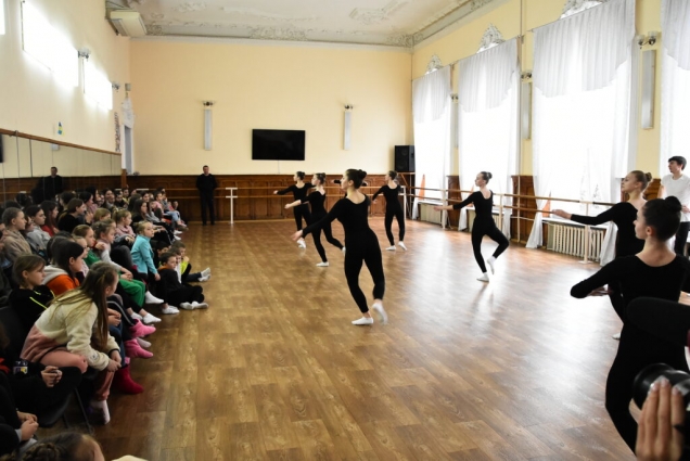 Житомирський ансамбль танцю «Сонечко» провів гостьовий майстер-клас для майбутніх танцюристів Малинської громади (ВІДЕО)