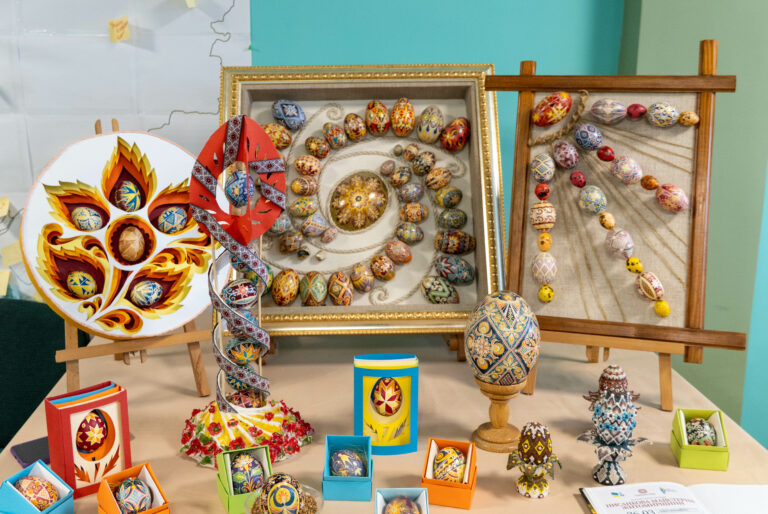 У Житомирській обласній універсальній науковій бібліотеці імені Олега Ольжича відбувся творчий захід «Писанкова майстерня Житомирщини»