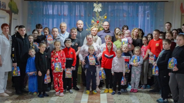 Солодощі, іграшки та корисні набори для творчості: у Житомирі дітей, які проходять лікування вітали з Днем. св. Миколая