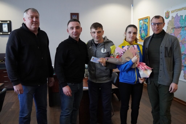 Альона Горніч та Дмитро Луцишин отримали посвідчення Майстра спорту України міжнародного класу з пара-армрестлінгу