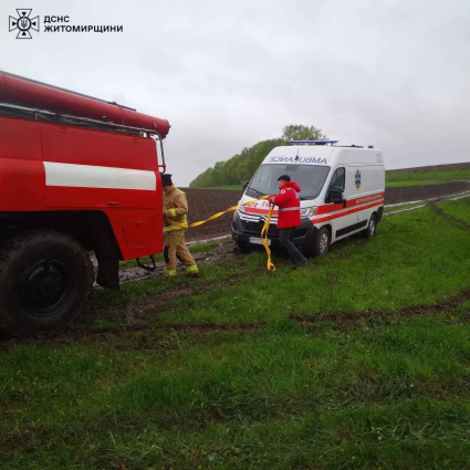 На Житомирщині рятувальники відбуксирували швидку, яка застрягла в багнюці та прибрали стовп, що впав на паркан