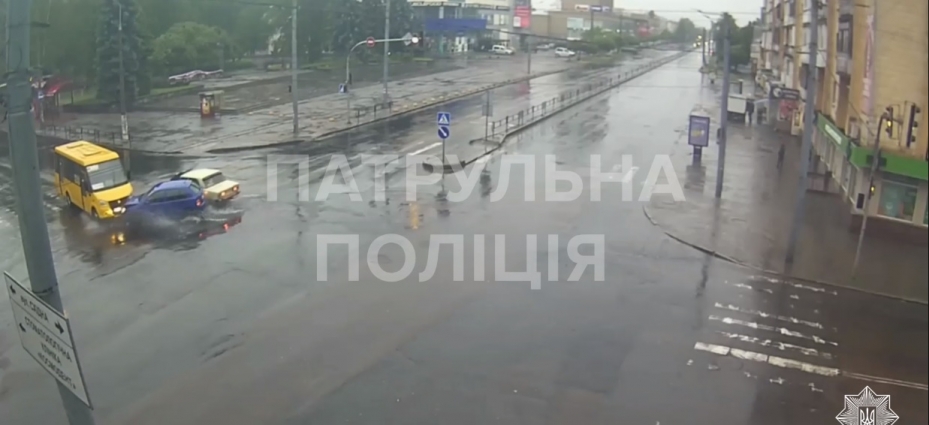 У Житомирі на перехресті вулиць Київська та Східна сталася ДТП: зіткнулись дві автівки та маршрутка (ВІДЕО)
