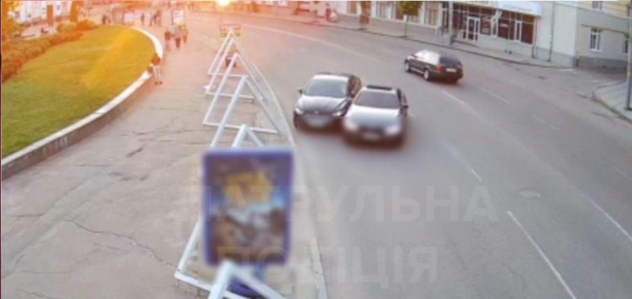 У Житомирі в центрі міста сталась потрійна ДТП: на водія BMW склали протокол (ВІДЕО)