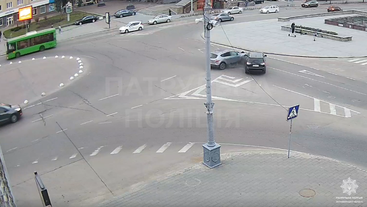 У Житомирі на майдані Соборному зіткнулись дві автівки: одному з водіїв стало зле за кермом