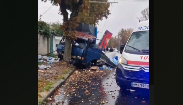 У Житомирі на вулиці Івана Гонти водій вантажівки в'їхав у дерево
