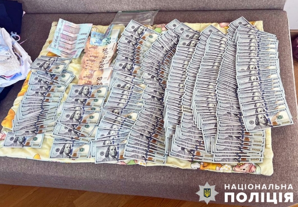 Трьох керівників коледжу затримали на хабарі: чоловіки обіцяли безперешкодний вступ до навчального закладу, задля відстрочки військовозобов'язаних