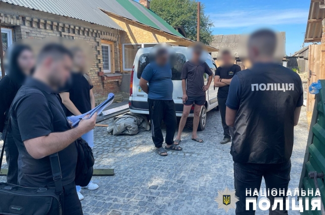 На Житомирщині командир військової частини залучав підлеглих до будівництва будинку та магазину