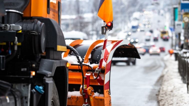 У Житомирській області засніжило: на дорогах держзначення працювало 6 одиниць дорожньої техніки (ВІДЕО)