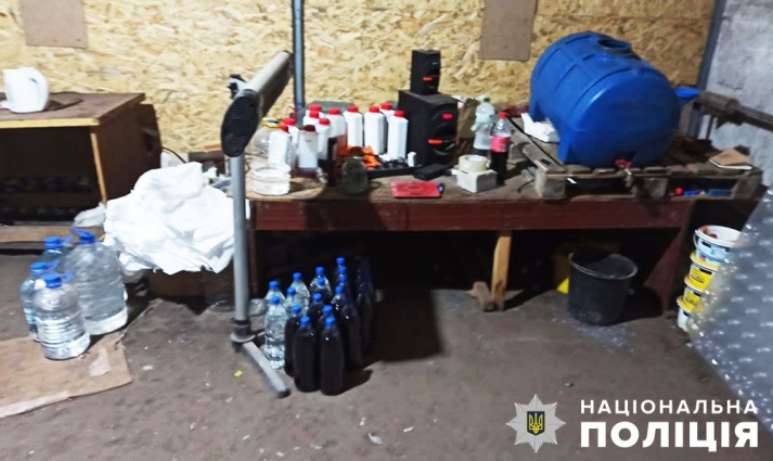 Понад 2 тонни «елітних» напоїв: у Житомирі викрили цех з виготовлення фальсифікату (ФОТО; ВІДЕО)