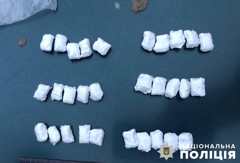 У Бердичеві затримали чоловіка, який розповсюджував психотропні речовини, поліцейські вилучили 30 пакунків