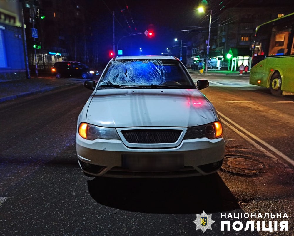 У Житомирі під колеса автівки потрапила 18-річна дівчина, її госпіталізували