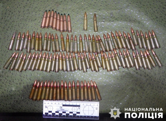 У жителя Черняхівської громади поліцейські виявили нелегальні боєприпаси в оселі
