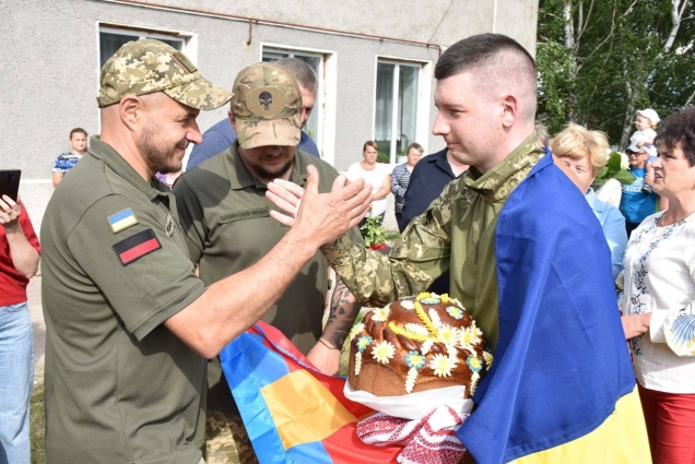 На Бердичівщині урочисто зустріли українського захисника Владислава Кондратюка, який повернувся з полону