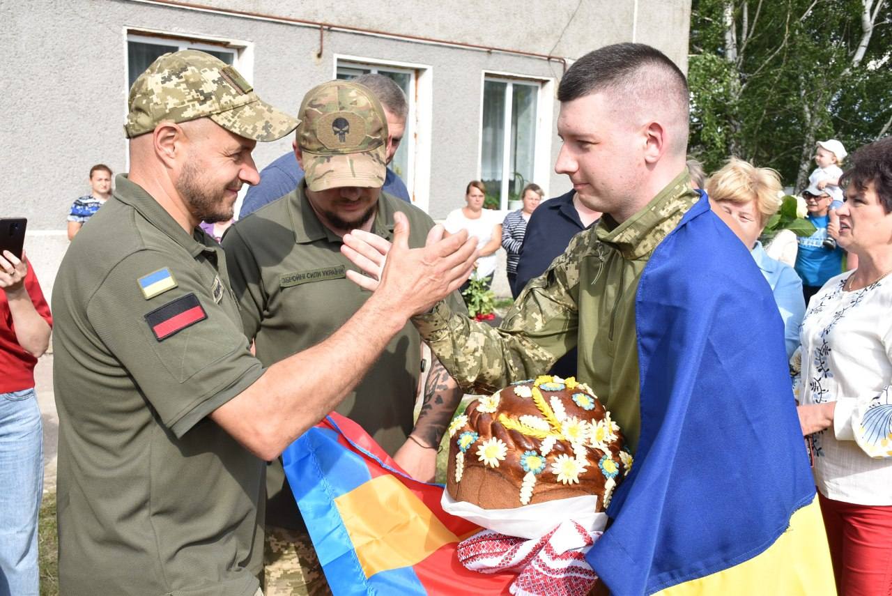 На Бердичівщині урочисто зустріли українського захисника Владислава Кондратюка, який повернувся з полону