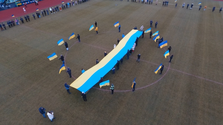 У Житомирі розгорнули 25-метровий прапор: спортсмени міста провели флешмоб «Нитка Єдності» (ВІДЕО)