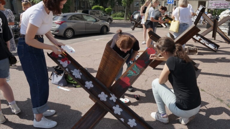 До Дня Незалежності України у Житомирі розфарбували протитанкові їжаки (ФОТО)