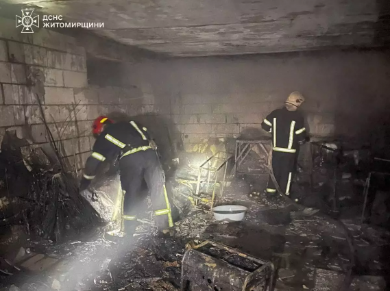 У Житомирському районі загорівся гараж, вогнем знищено речі домашнього вжитку та оздоблення в приміщенні на площі 50 кв.м.