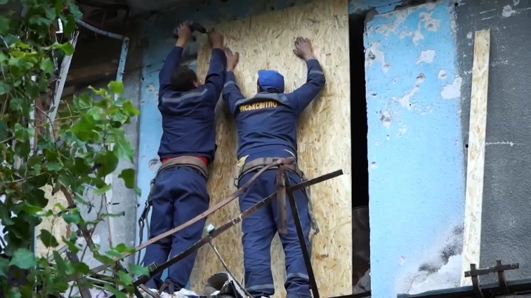Добровольці з Житомира допомагають Миколаєву відновлювати пошкоджені будинки (ВІДЕО)