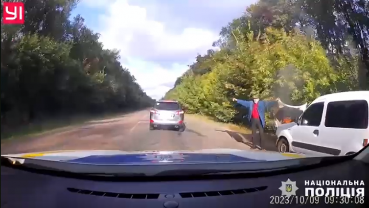 На Житомирщині поліцейські допомогли загасити палаючу автівку, родина їхала в лікарню