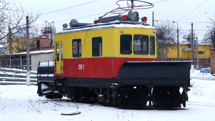 В період снігопадів в Житомирі трамвайні колії оперативно розчищає «снігач»